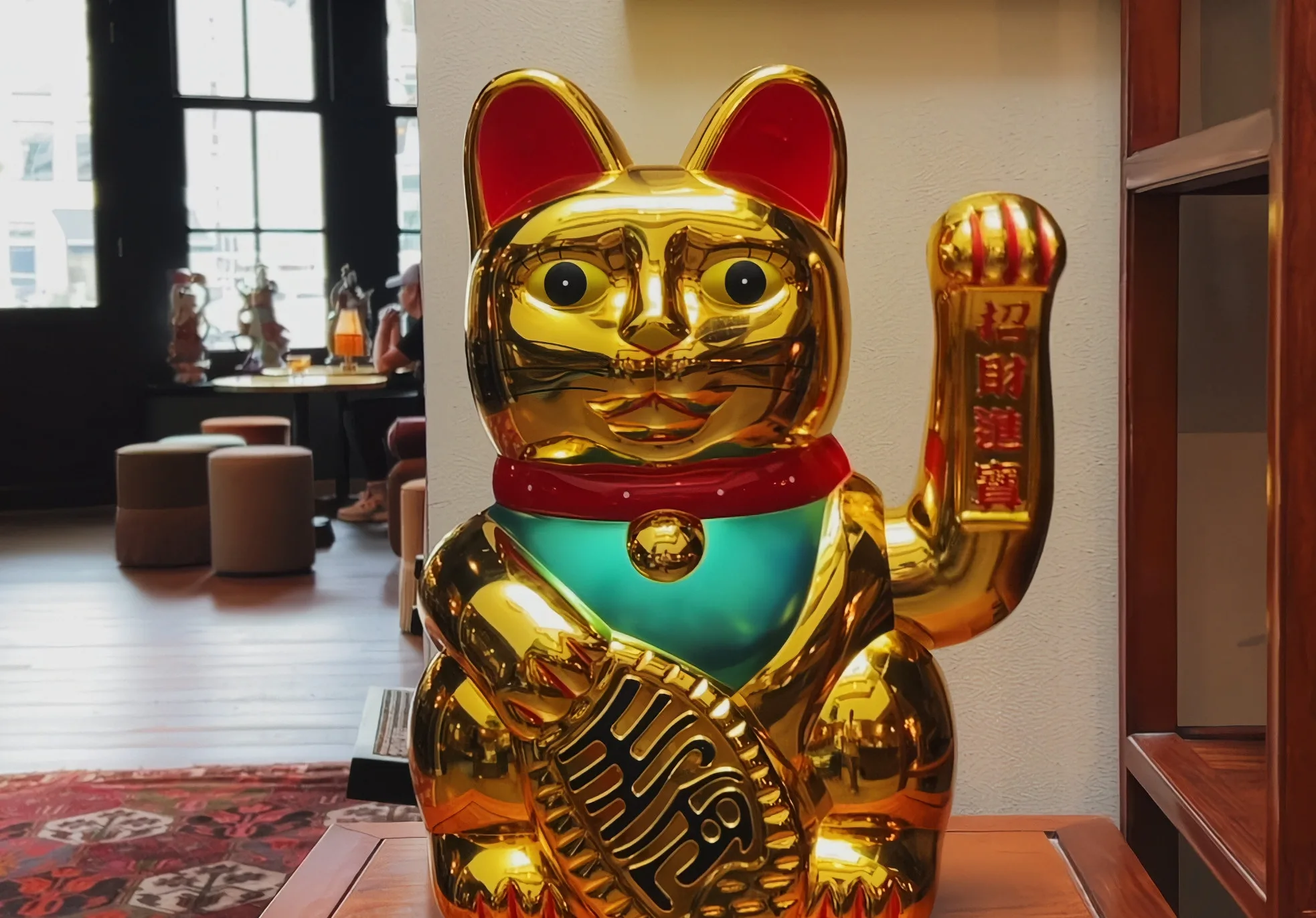 Vondel Revenue Partners - Jouw partner in slimme prijsstrategie en maximale omzetgroei - Maneki-neko golden cat